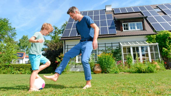 Família beneficiada pela energia solar Vento Solar